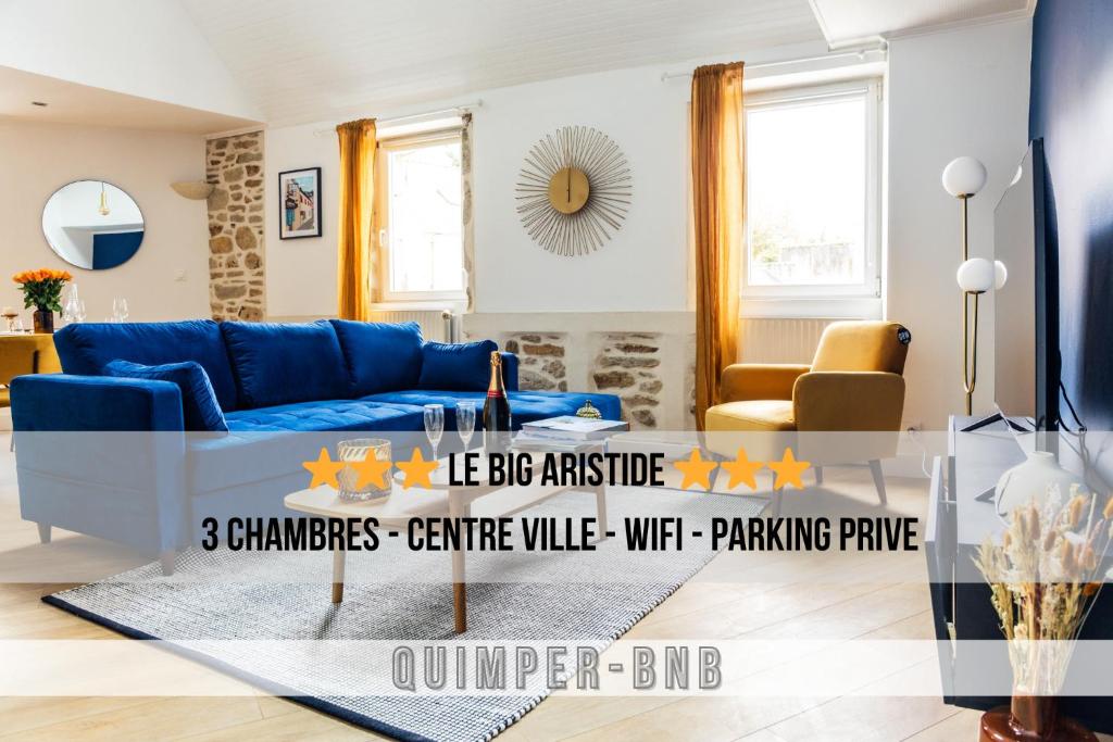 un salon avec un canapé bleu et une table dans l'établissement LE BIG ARISTIDE - Superbe Duplex en Centre-ville avec Parking, à Quimper