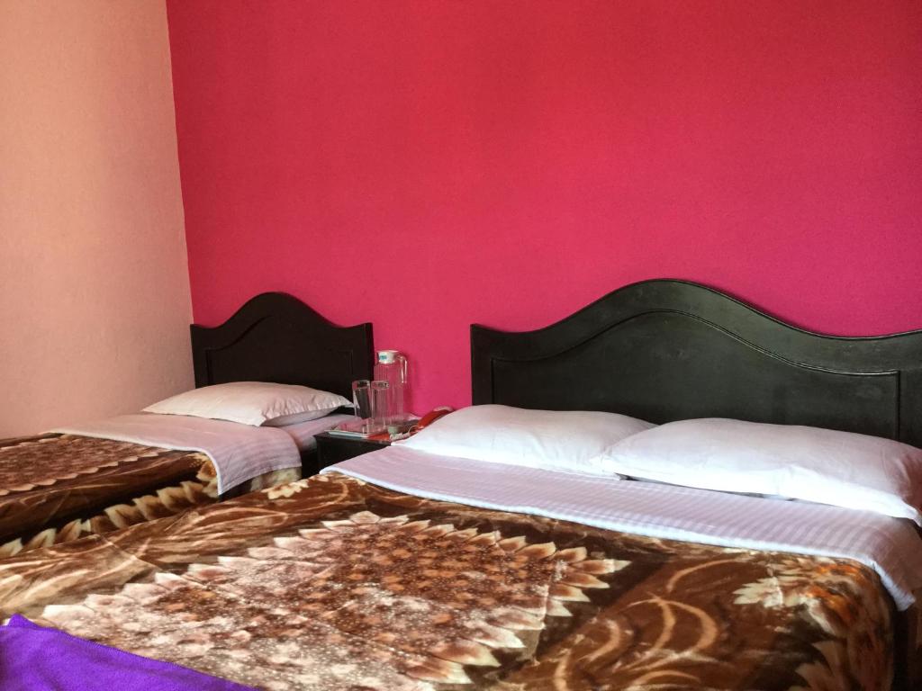 Postel nebo postele na pokoji v ubytování Pashupati Darshan Hotel