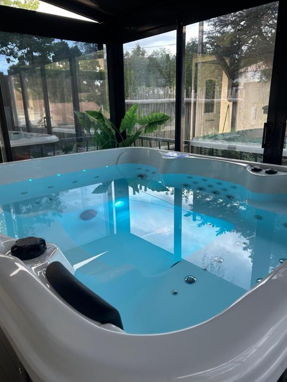 a jacuzzi tub in a house at Villa avec Spa & Sauna, Évasion in Béziers