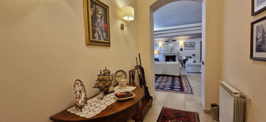 Pokój ze stołem i salonem w obiekcie Bristol apartment w mieście Capo dʼOrlando