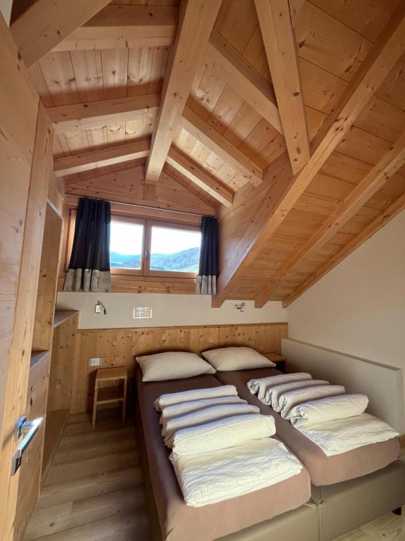 een slaapkamer met 4 bedden in een kamer bij Chalet Shany in Livigno