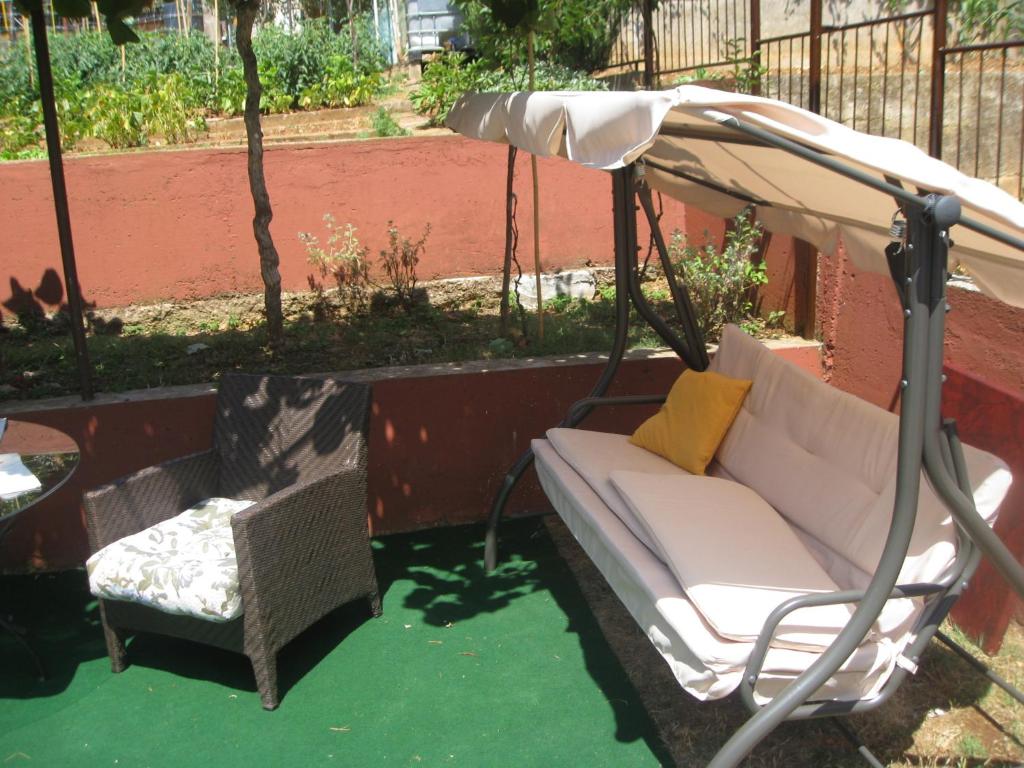 En have udenfor Dina Apartments