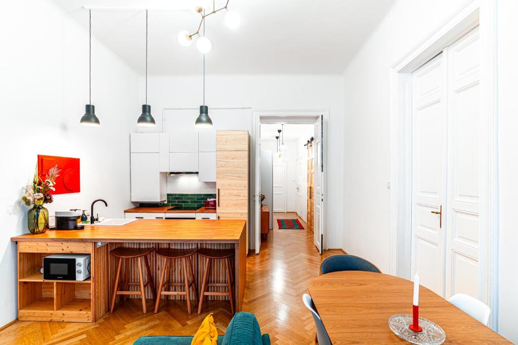 Eclectic downtown APT on Kiraly street, calm and central 1068 Budapest, Király utca 90 kép - 1