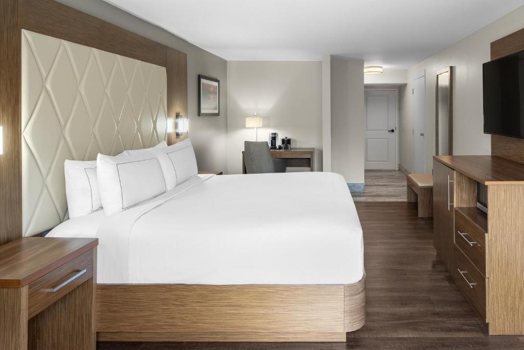 DoubleTree by Hilton Hilton Head Island - King Room With Accessible Tub - Mobility Access
