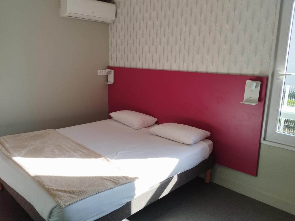 Postel nebo postele na pokoji v ubytování Fasthôtel Clermont-Ferrand Gerzat