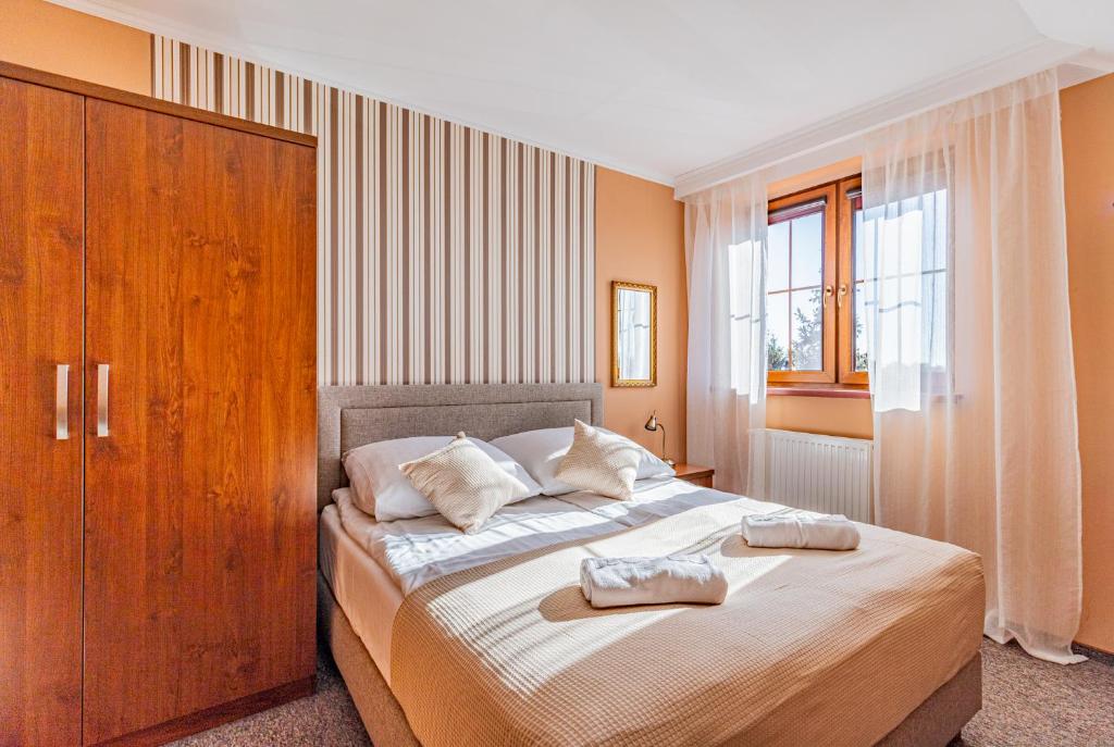 Postel nebo postele na pokoji v ubytování Zajazd Żuławy - Restauracja & Hotel