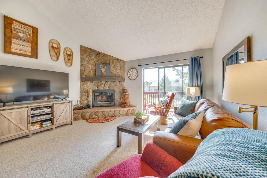 ein Wohnzimmer mit Ledercouch und Fernseher in der Unterkunft Warm Fraser Townhome with Community Amenities! in Fraser