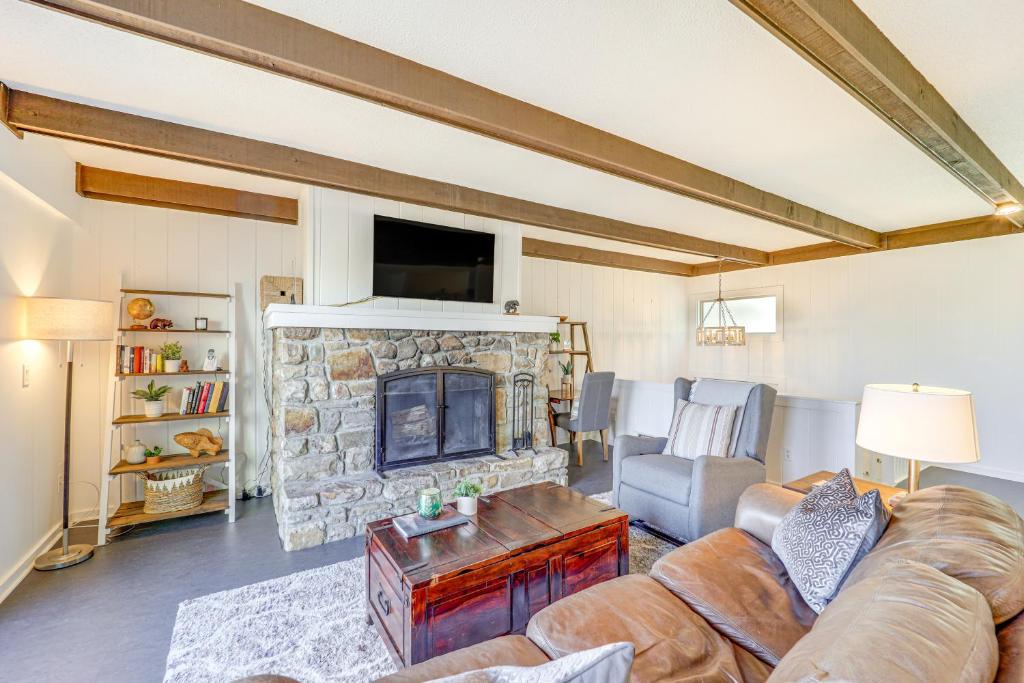 Posezení v ubytování 1 Mi to Skiing Cozy Townhome in Beech Mountain!