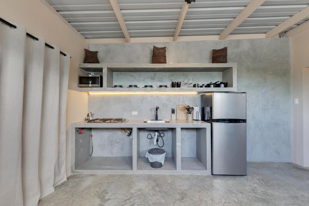 Kuchyň nebo kuchyňský kout v ubytování Aguadilla Surf Lodge
