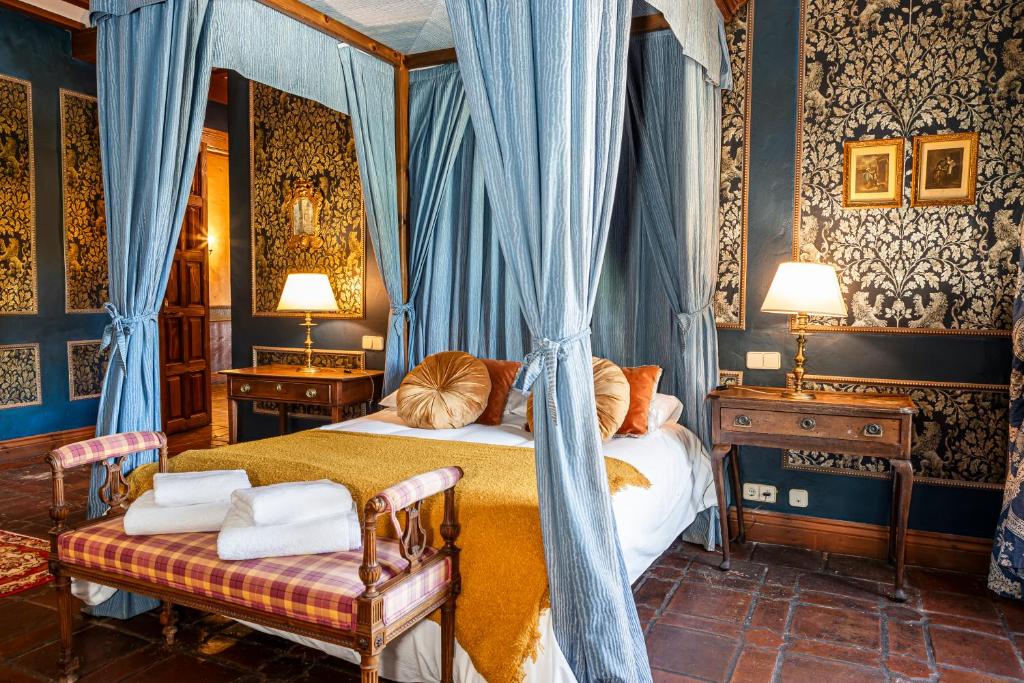 Postel nebo postele na pokoji v ubytování Queens hacienda alamedilla Toledo