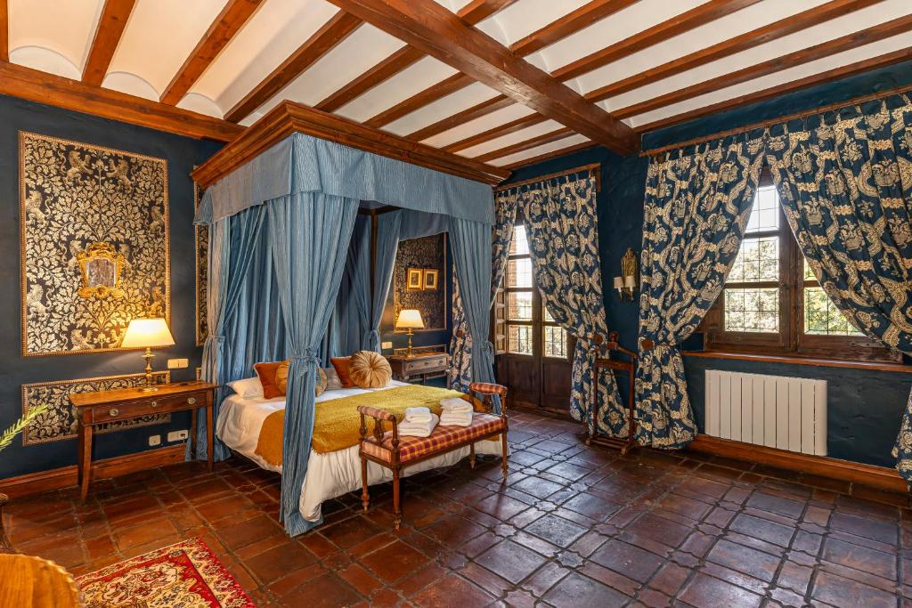 Postel nebo postele na pokoji v ubytování Queens hacienda alamedilla Toledo