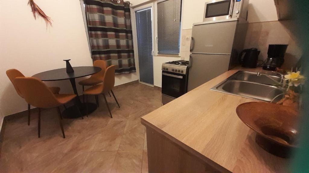 Kuchyňa alebo kuchynka v ubytovaní apartmani G&M