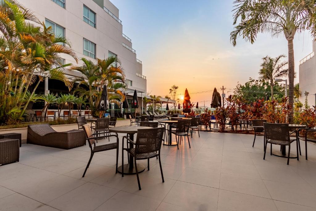 Um restaurante ou outro lugar para comer em eSuites Lagoa Santa