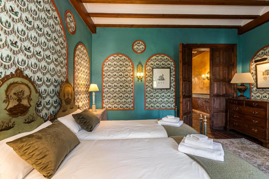 Postel nebo postele na pokoji v ubytování Queens hacienda alamedilla Toledo