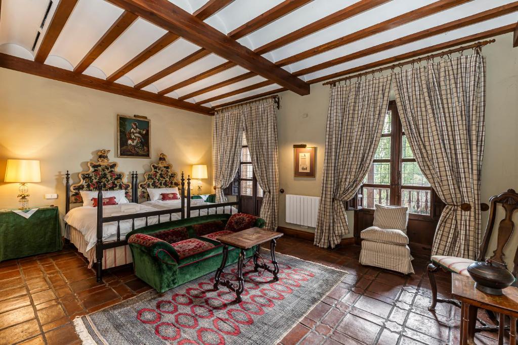 Postel nebo postele na pokoji v ubytování Queens hacienda alamedilla Toledo
