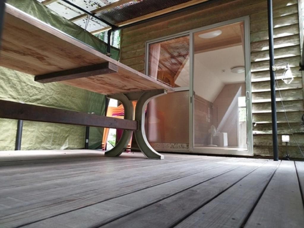 ein leeres Haus mit Holzboden und Treppe in der Unterkunft Ryujin Village Oku-Komatagawa Bungalow - Vacation STAY 42249v in Ōkuma