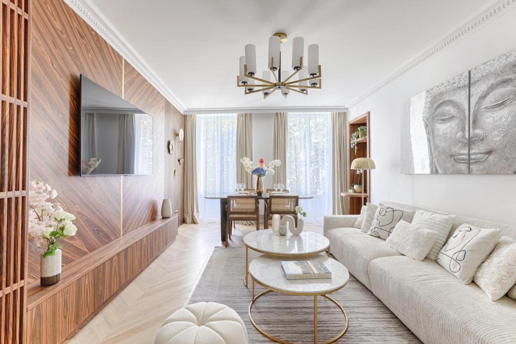 un salon avec un canapé et une table dans l'établissement Stunning 2 bedroom at Montparnasse, à Paris