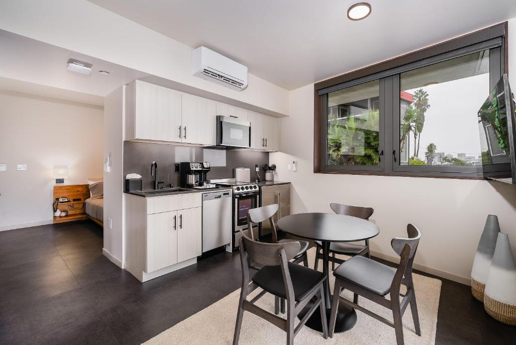 City24 Condo Hotel Little Italy Mission Hills photo