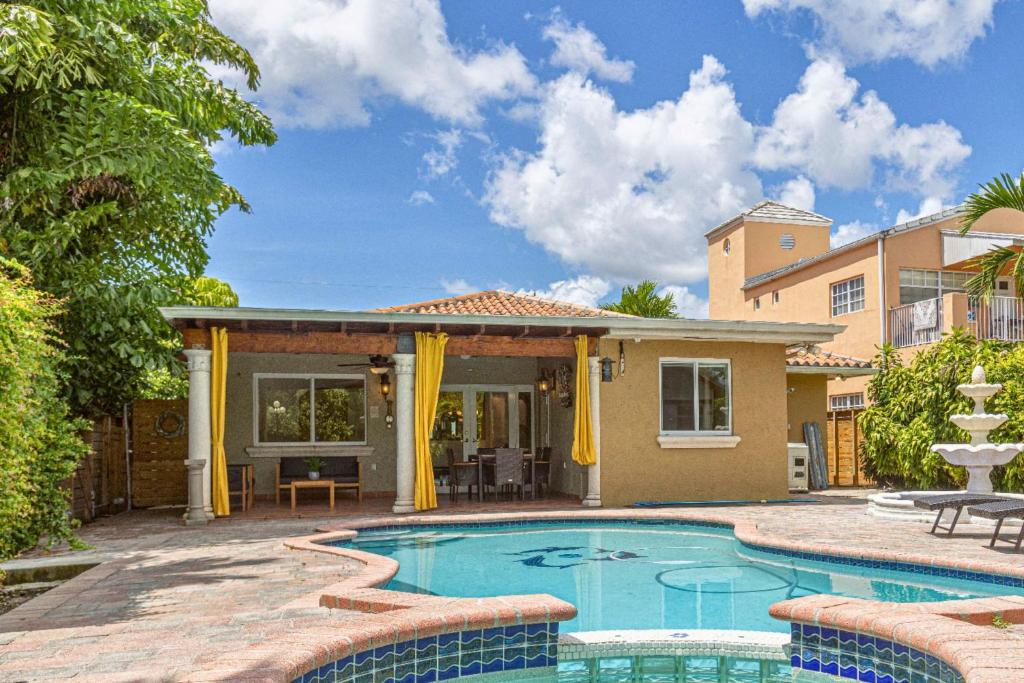una casa con piscina en un patio en Miami House - Heated Pool - Family Vacation, en Miami