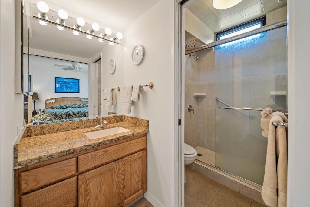 Phòng tắm tại Sugar Beach 314 Front Row Ocean Views in Beautifully Upgraded Beachfront Condo