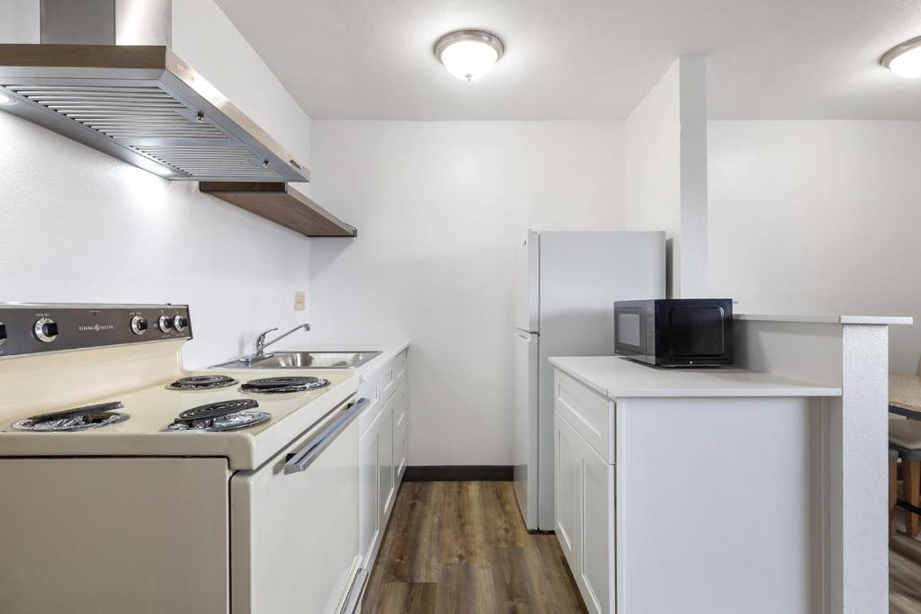 Kuchyň nebo kuchyňský kout v ubytování Kennewick Inn & Suites Tri Cities
