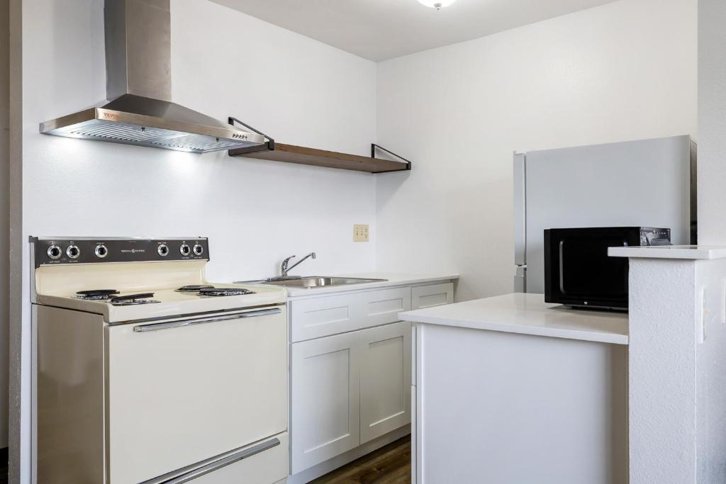 Kuchyň nebo kuchyňský kout v ubytování Kennewick Inn & Suites Tri Cities