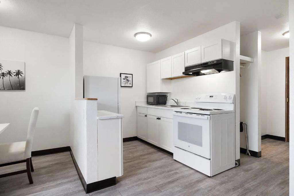 Kuchyň nebo kuchyňský kout v ubytování Kennewick Inn & Suites Tri Cities