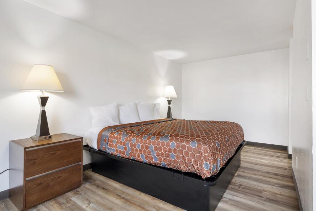 Postel nebo postele na pokoji v ubytování Kennewick Inn & Suites Tri Cities
