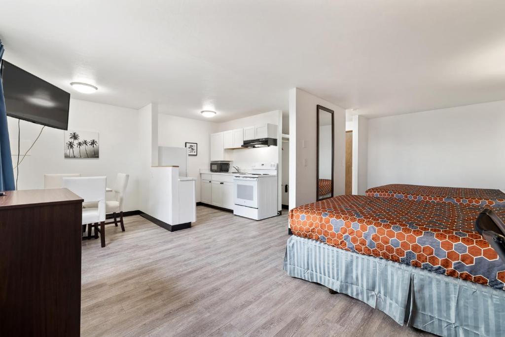 Postel nebo postele na pokoji v ubytování Kennewick Inn & Suites Tri Cities