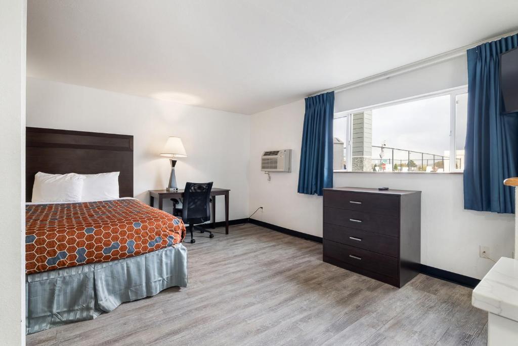 Postel nebo postele na pokoji v ubytování Kennewick Inn & Suites Tri Cities
