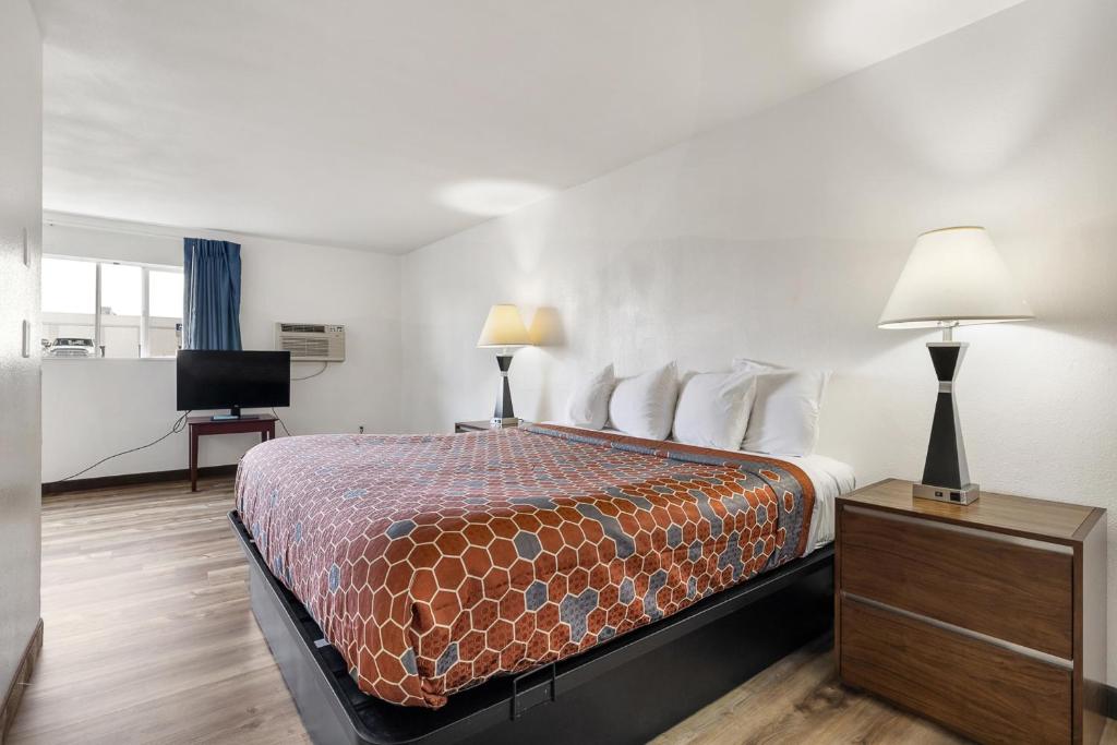 Postel nebo postele na pokoji v ubytování Kennewick Inn & Suites Tri Cities