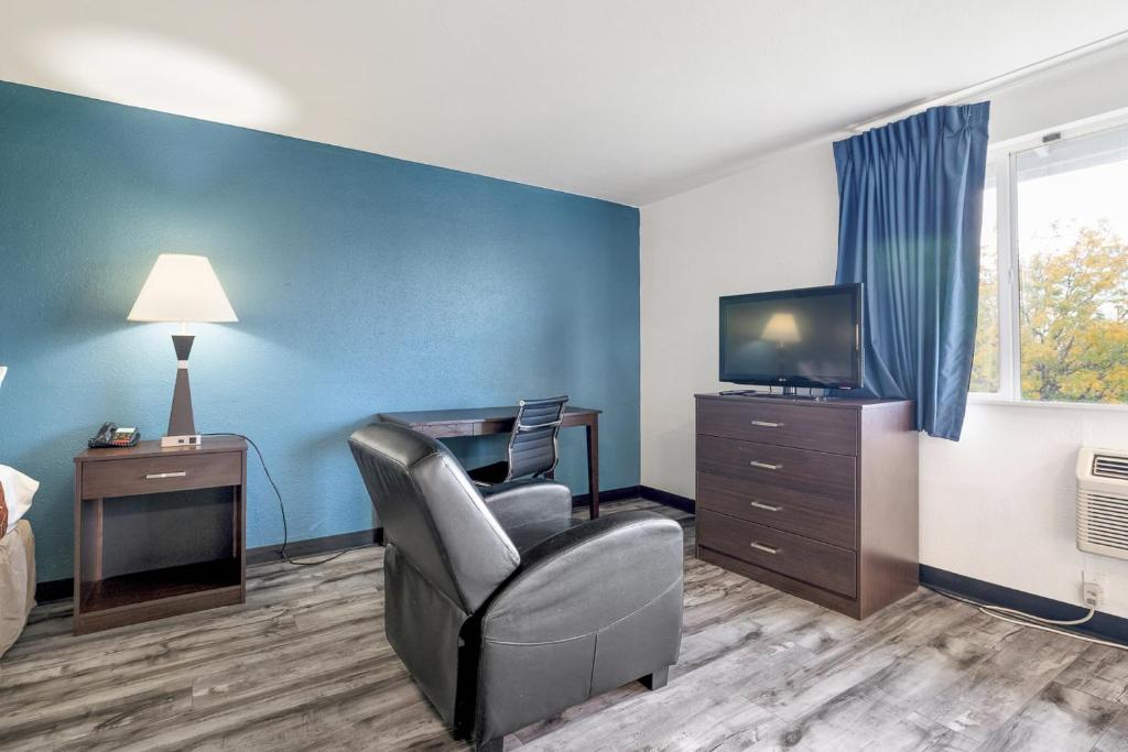 TV a/nebo společenská místnost v ubytování Kennewick Inn & Suites Tri Cities