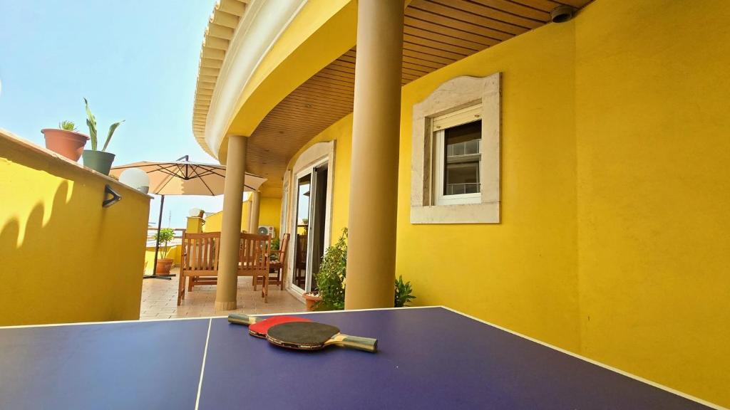 Stolní tenis v ubytování Spacious Penthouse with BBQ and Views nebo okolí