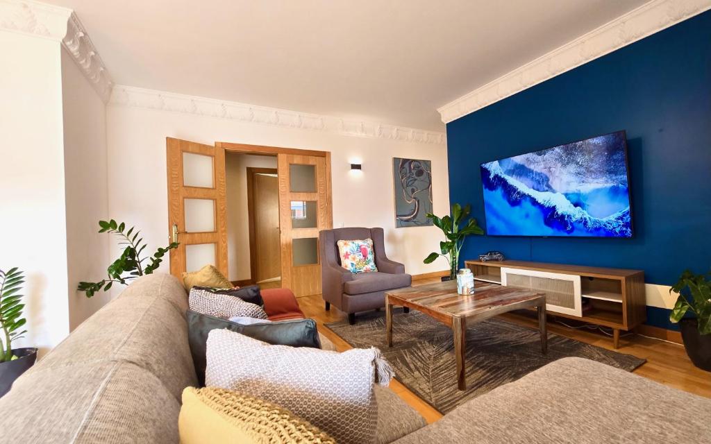 TV a/nebo společenská místnost v ubytování Spacious Penthouse with BBQ and Views