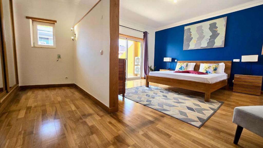 Postel nebo postele na pokoji v ubytování Spacious Penthouse with BBQ and Views