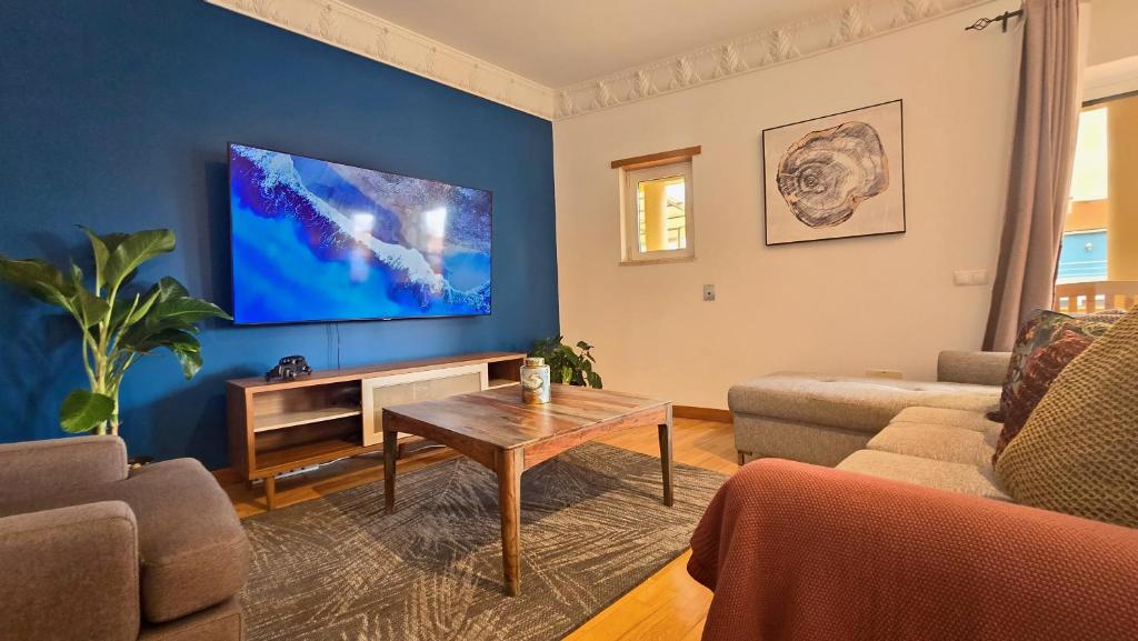 TV a/nebo společenská místnost v ubytování Spacious Penthouse with BBQ and Views