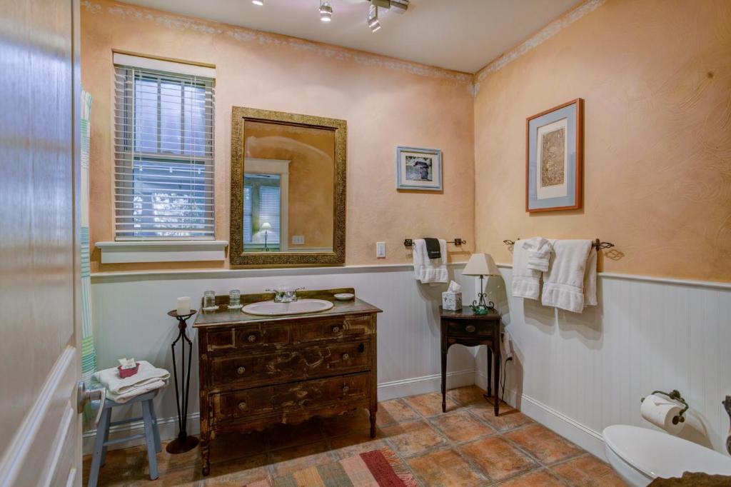 Anchor Inn NSB Bed and Breakfast - Deluxe Queen Suite - No Amigable Con Las Mascotas