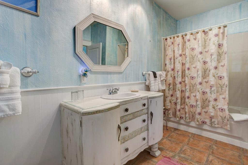 Anchor Inn NSB Bed and Breakfast - Deluxe Queen Suite -Pet Friendly