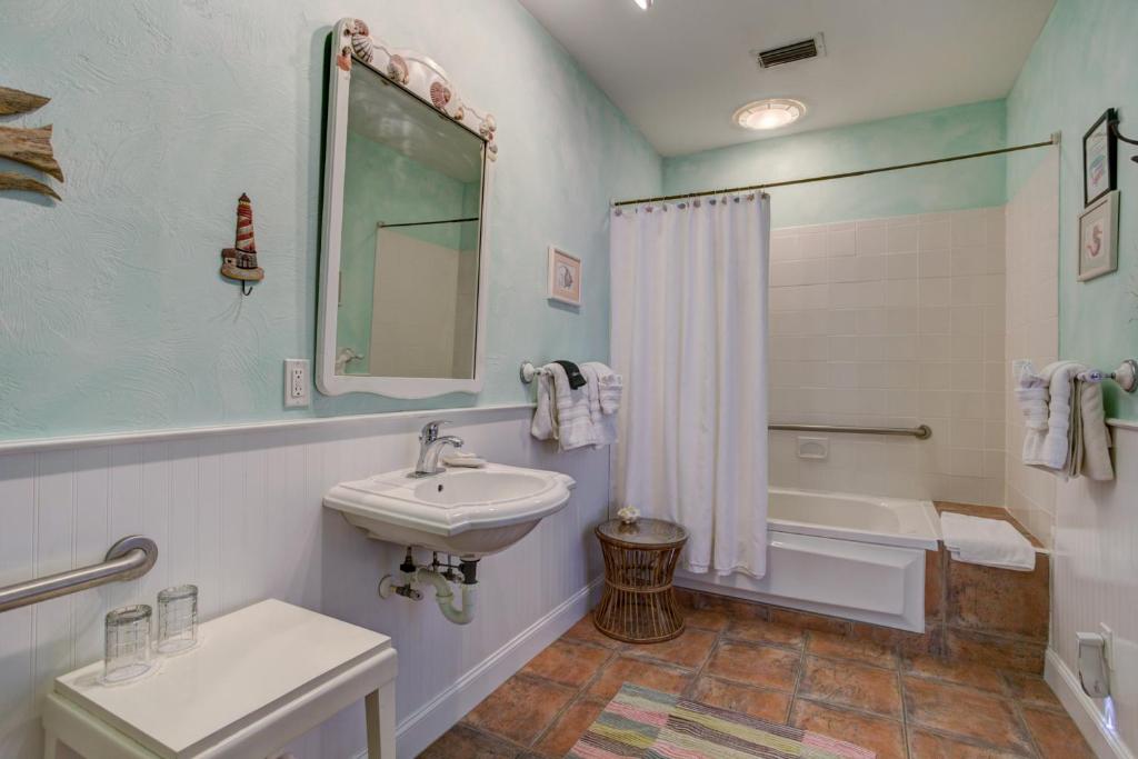 Anchor Inn NSB Bed and Breakfast - Deluxe Queen Suite - Pet Friendly