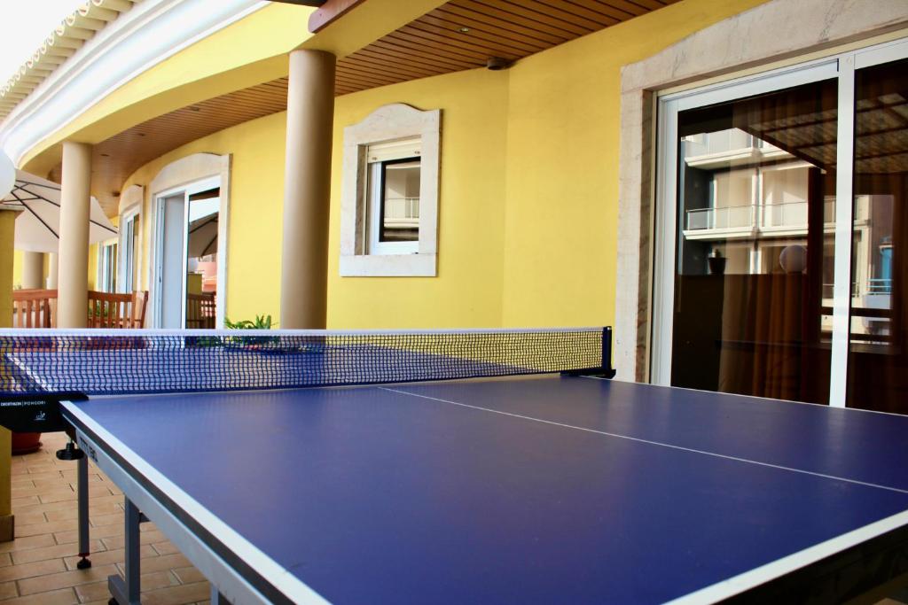 Stolní tenis v ubytování Spacious Penthouse with BBQ and Views nebo okolí