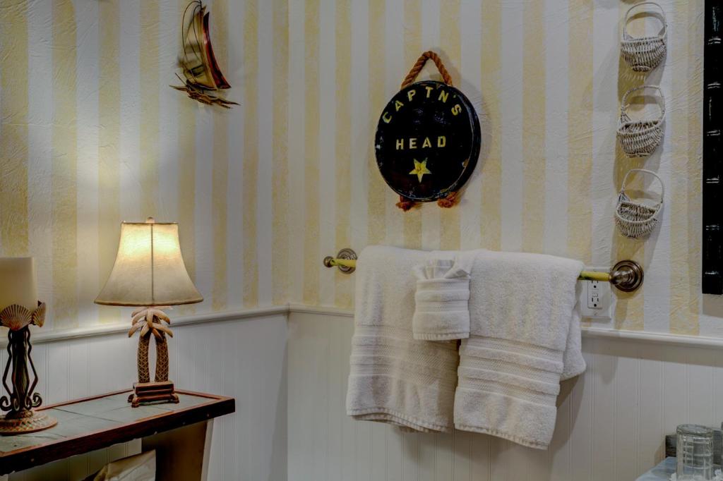 Anchor Inn NSB Bed and Breakfast - Deluxe King Suite