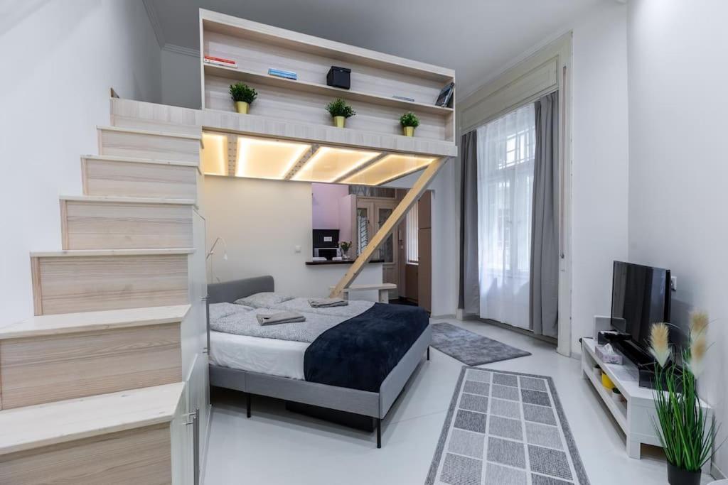 Lovely little downtown studio next to Subway,Metro 1072 Budapest, 4 Akácfa utca 1 emelet kép - 1