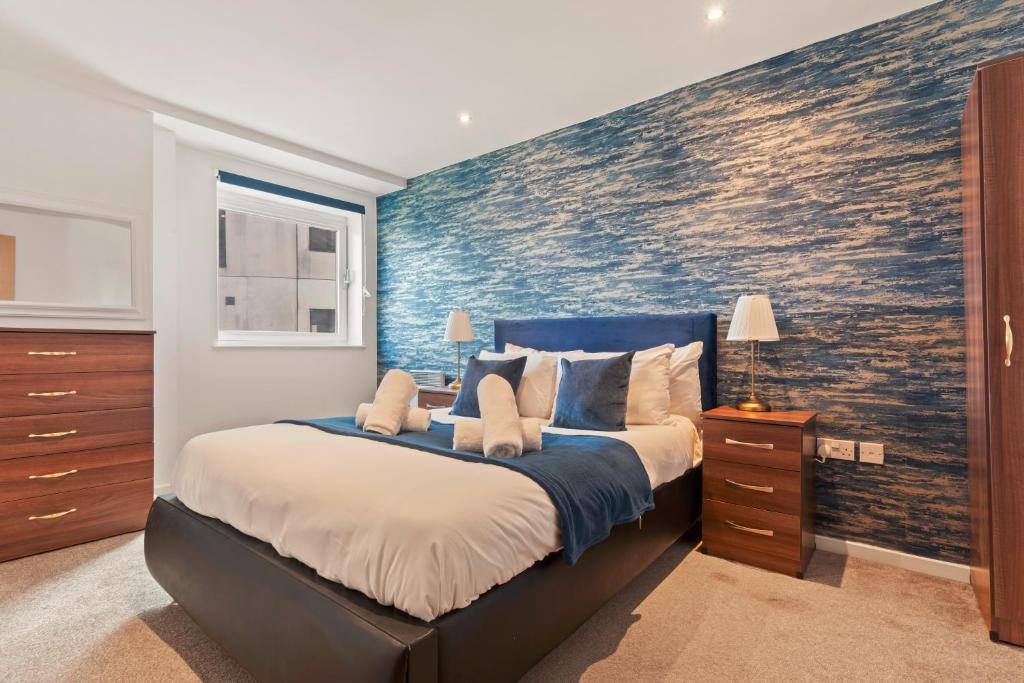 une chambre avec un grand lit avec un tableau au mur dans l'établissement Sapphire Suite-CityCentre-Luxury-FreeParking, à Birmingham
