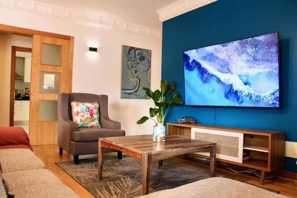 TV a/nebo společenská místnost v ubytování Spacious Penthouse with BBQ and Views