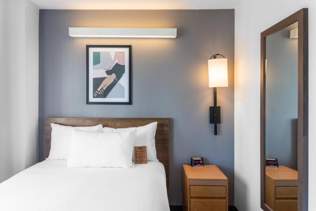 Letto o letti in una camera di YWCA Hotel Vancouver