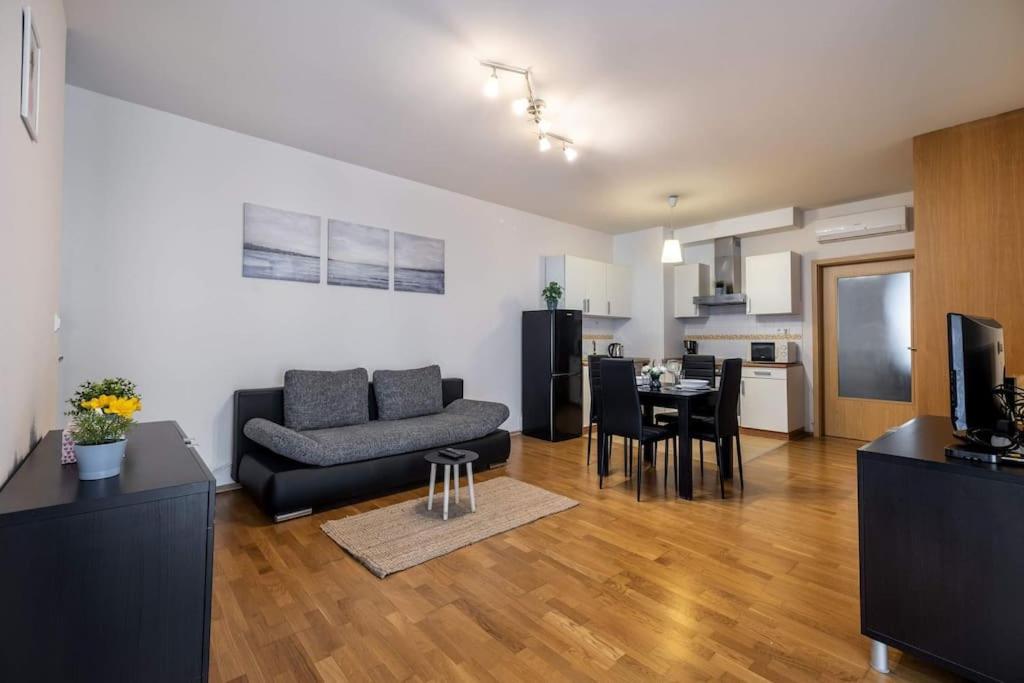 Nice,Sunny,Quiet flat near to Deak Ferenc sqaure 1061 Budapest, 8-10 Király utca kép - 1