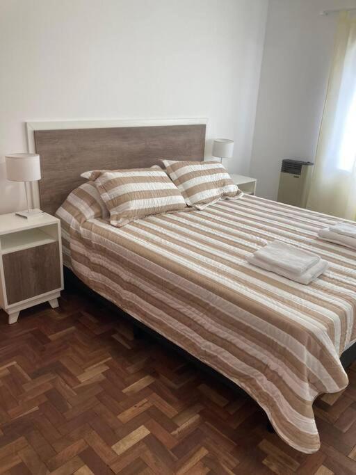 Una cama o camas en una habitación de Excelente dpto en Cordoba