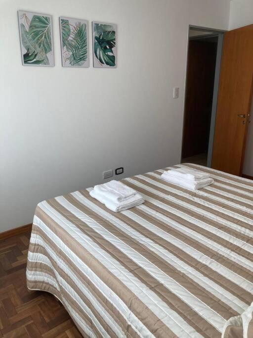 Una cama o camas en una habitación de Excelente dpto en Cordoba