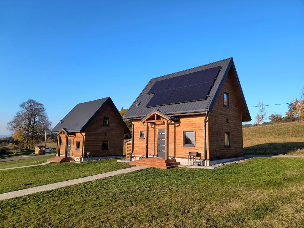 una casa con pannelli solari sul tetto di AB Domki Pstrążna a Kudowa-Zdrój