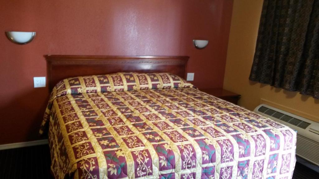 Postel nebo postele na pokoji v ubytování Two Palms Motel